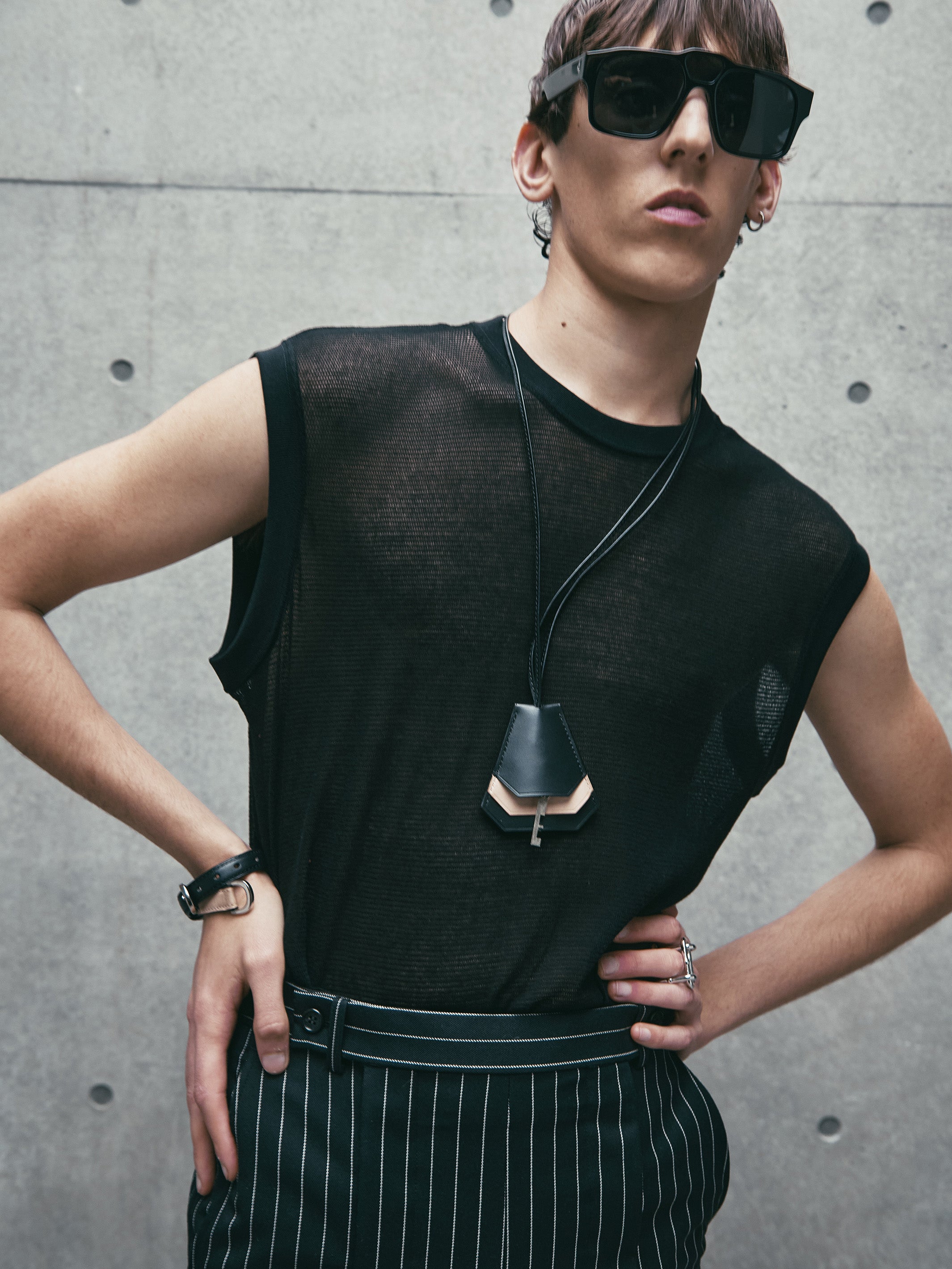 MESH SLEEVESS TOP