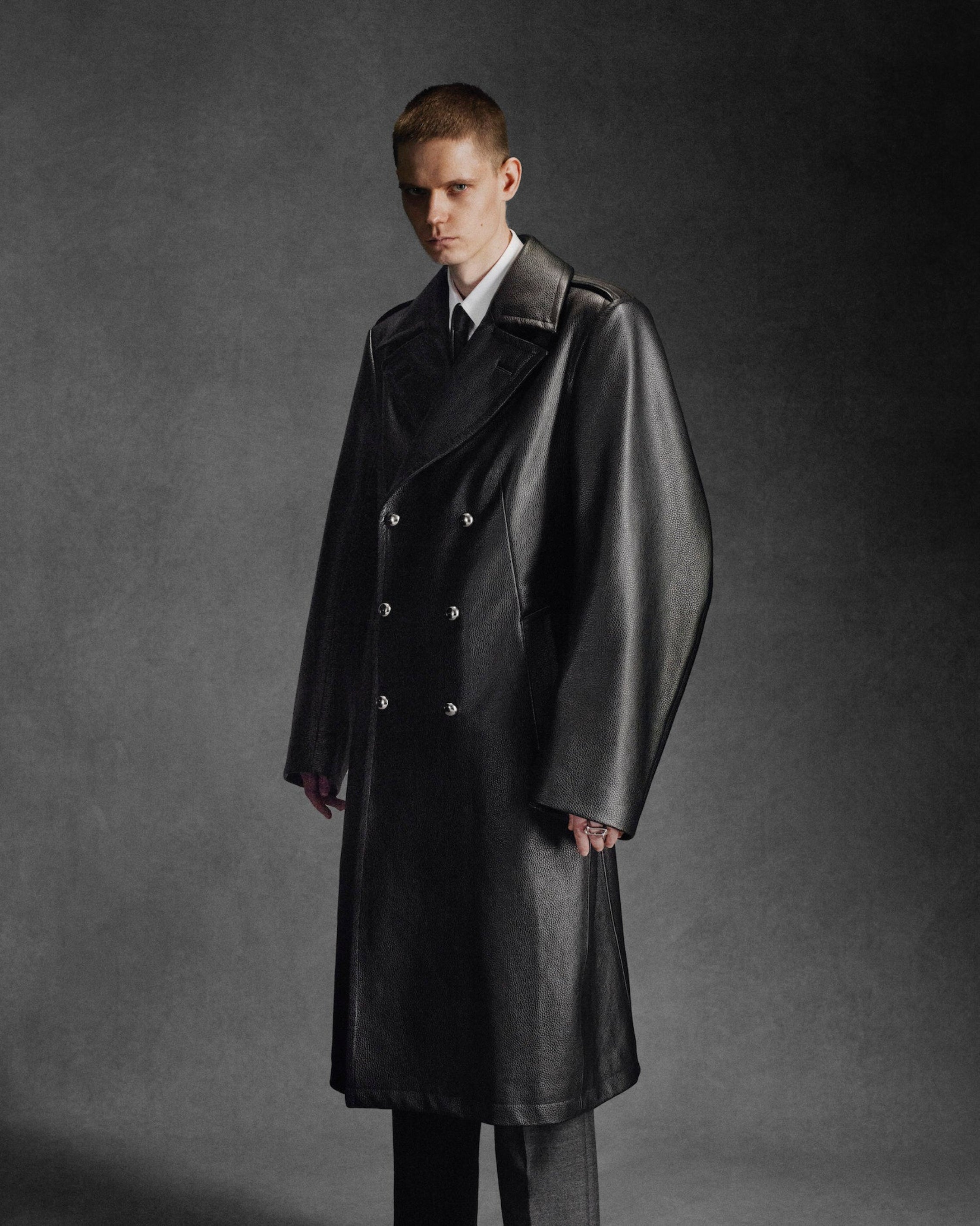 GRAIN LEATHER MASSIVE ROUNDED SLEEVE DOUBLE BREASTED COAT