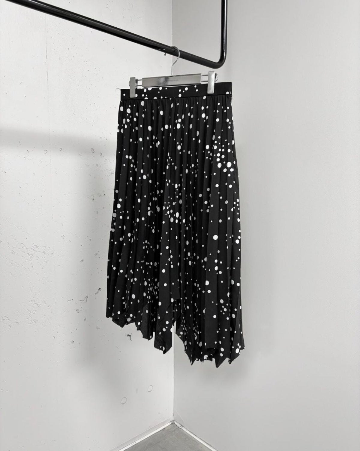 RANDOM DOT PLEATED SKIRT