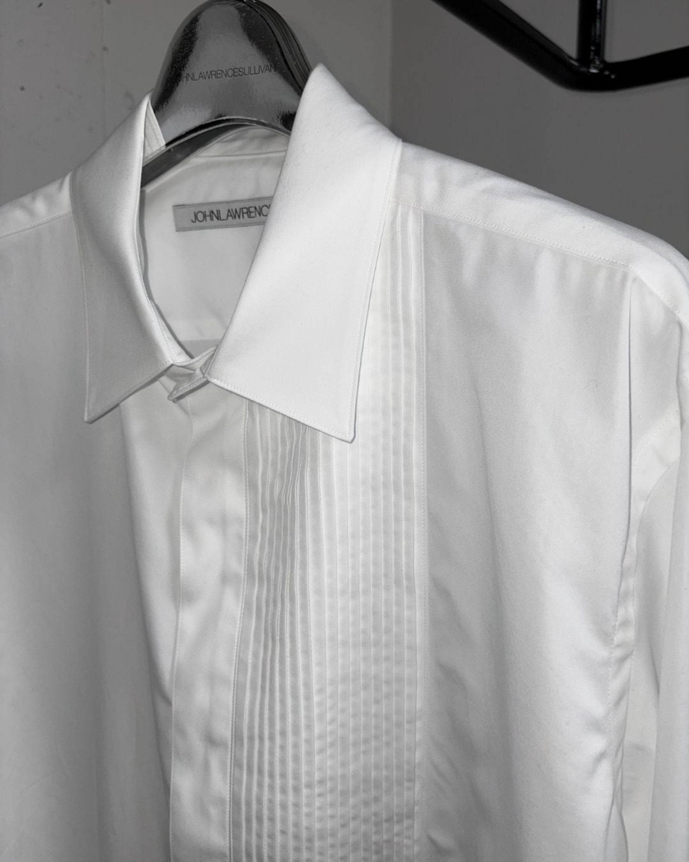 BROADCLOTH PIN TUCK SHIRT