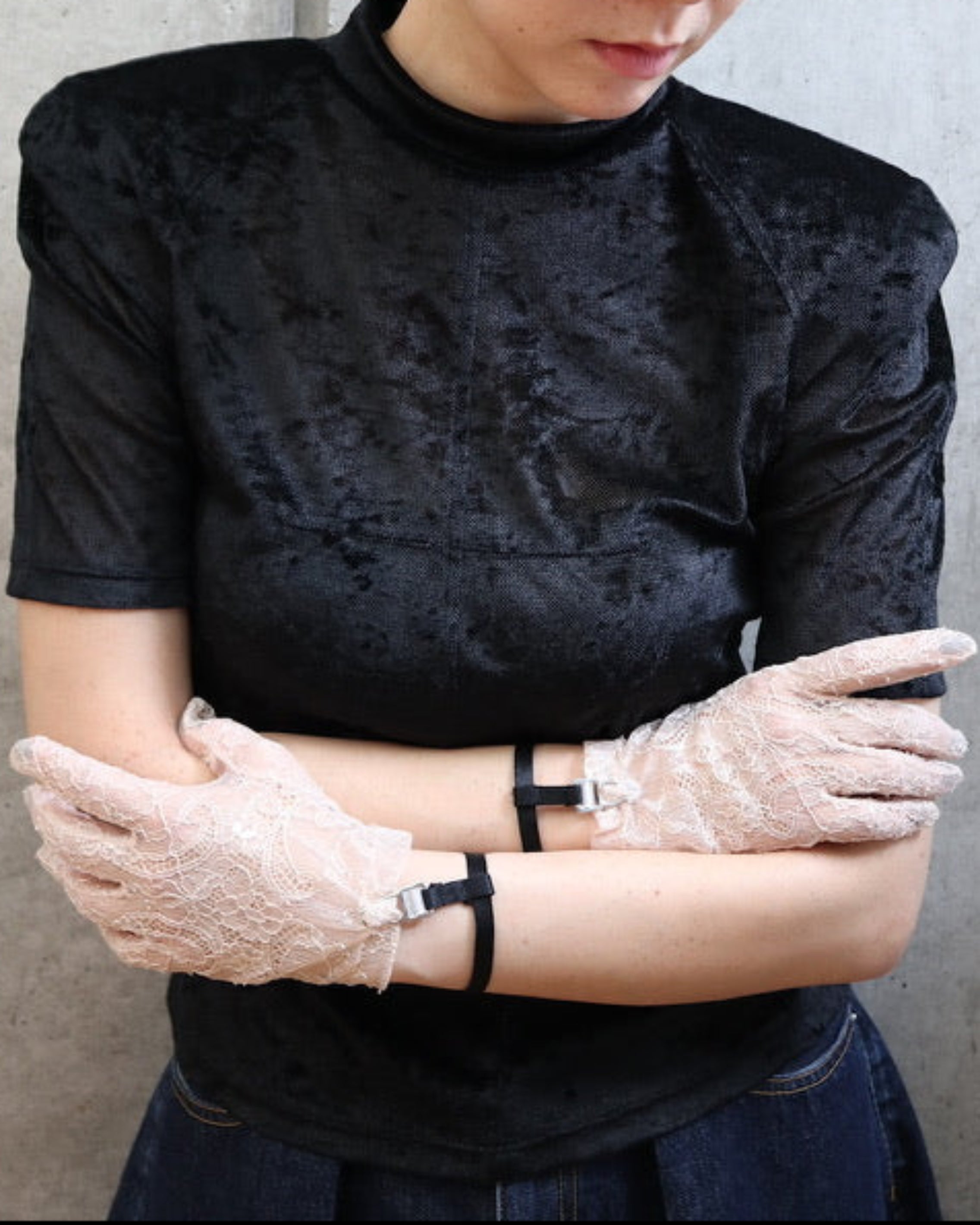 LACE GLOVES WITH STRAP
