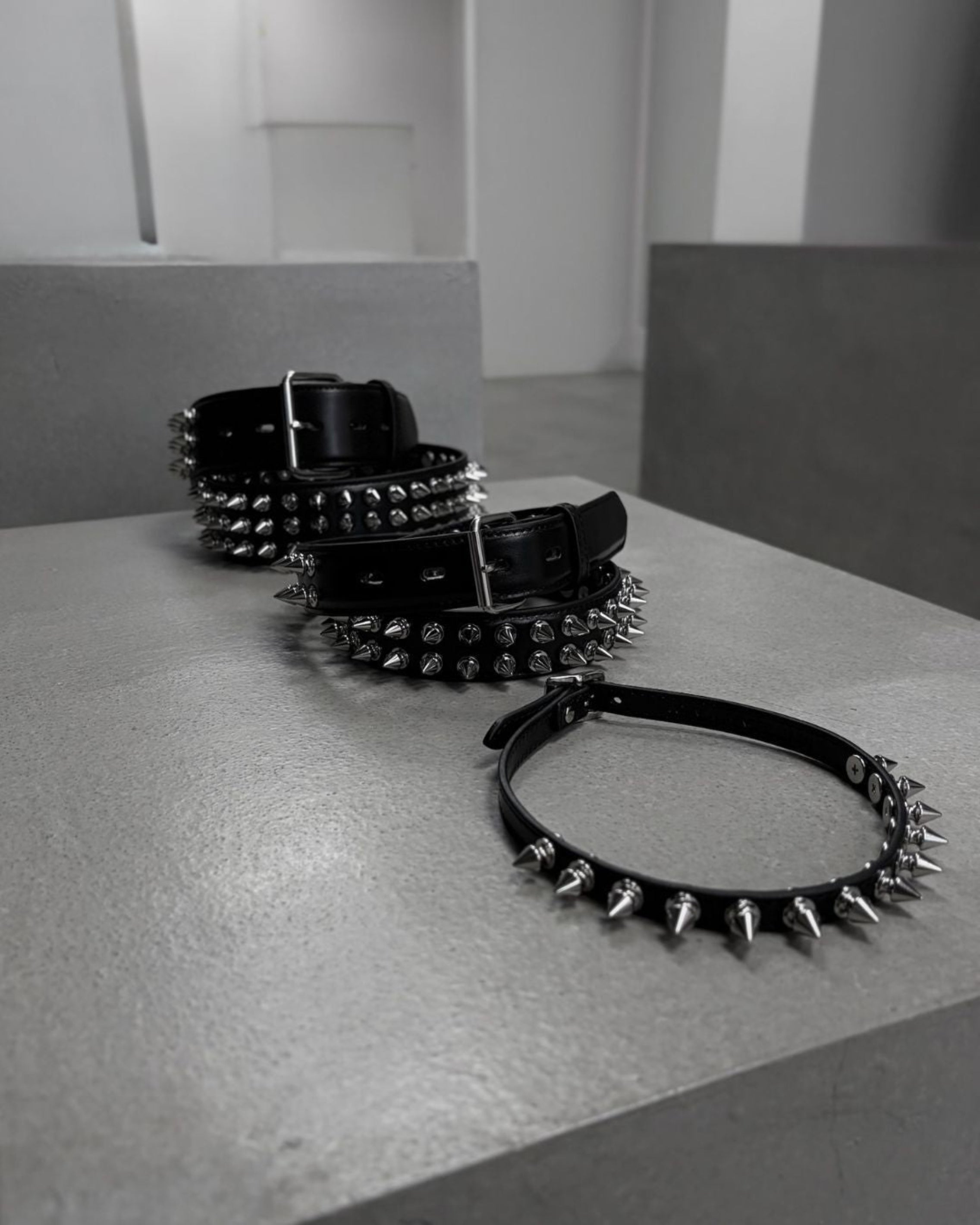 STUDDED LEATHER CHOKER
