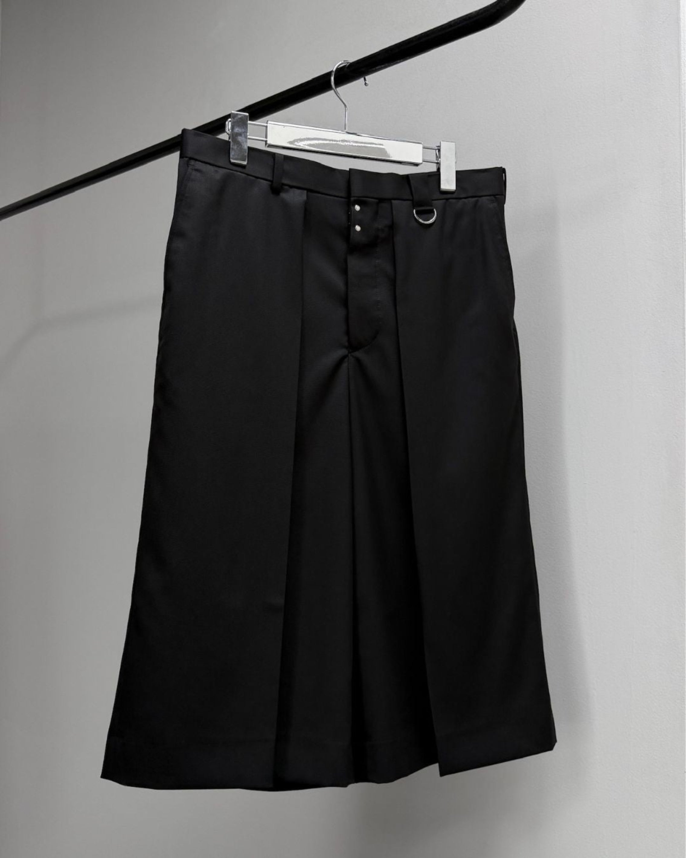 WOOL GABARDINE TUCKED WIDE SHORTS