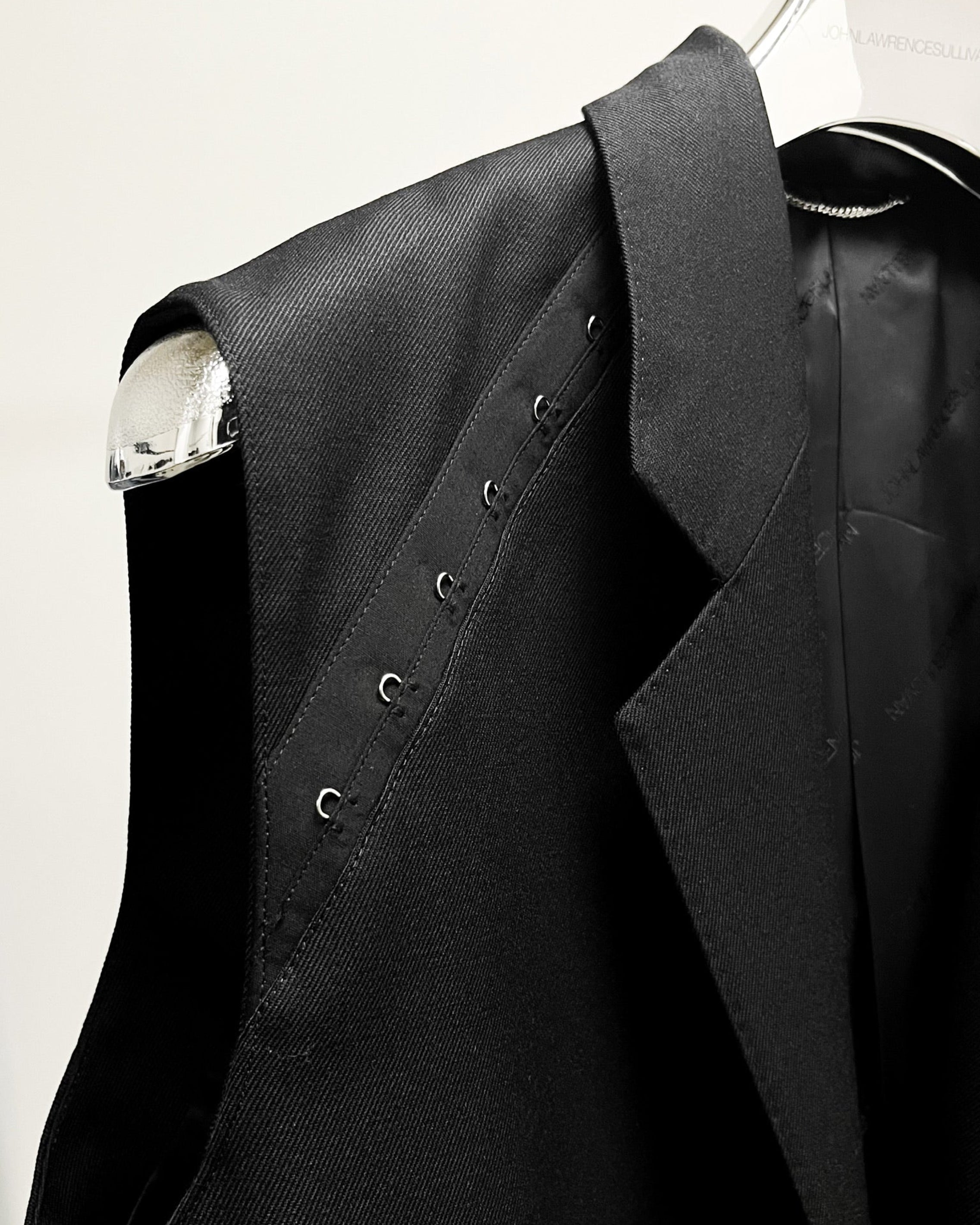WOOL GABARDINE DETACHABLE SLEEVE JACKET | BLACK