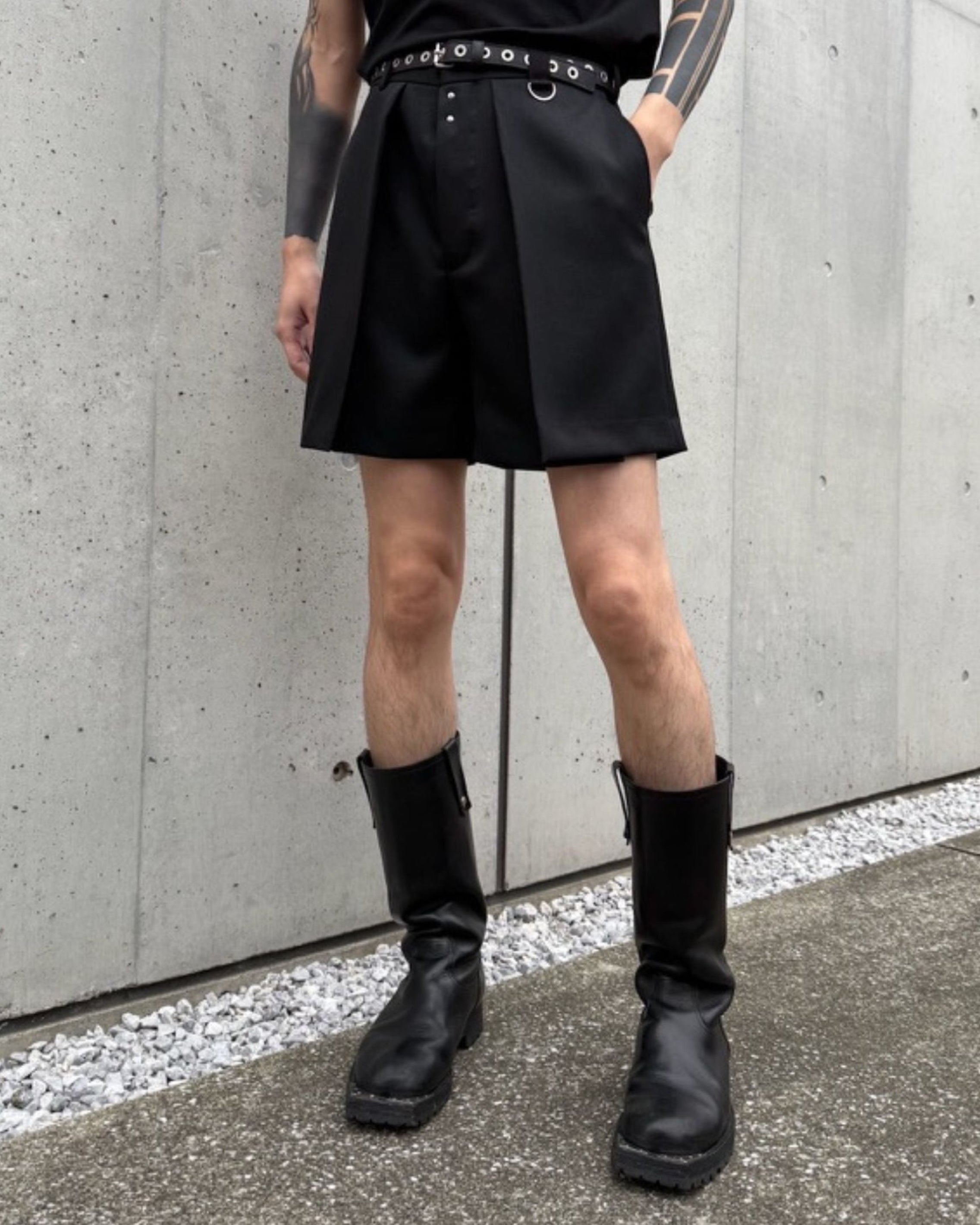 WOOL GABARDINE TUCKED WIDE SHORTS WOOL GABARDINE TUCKED WIDE SHORTS