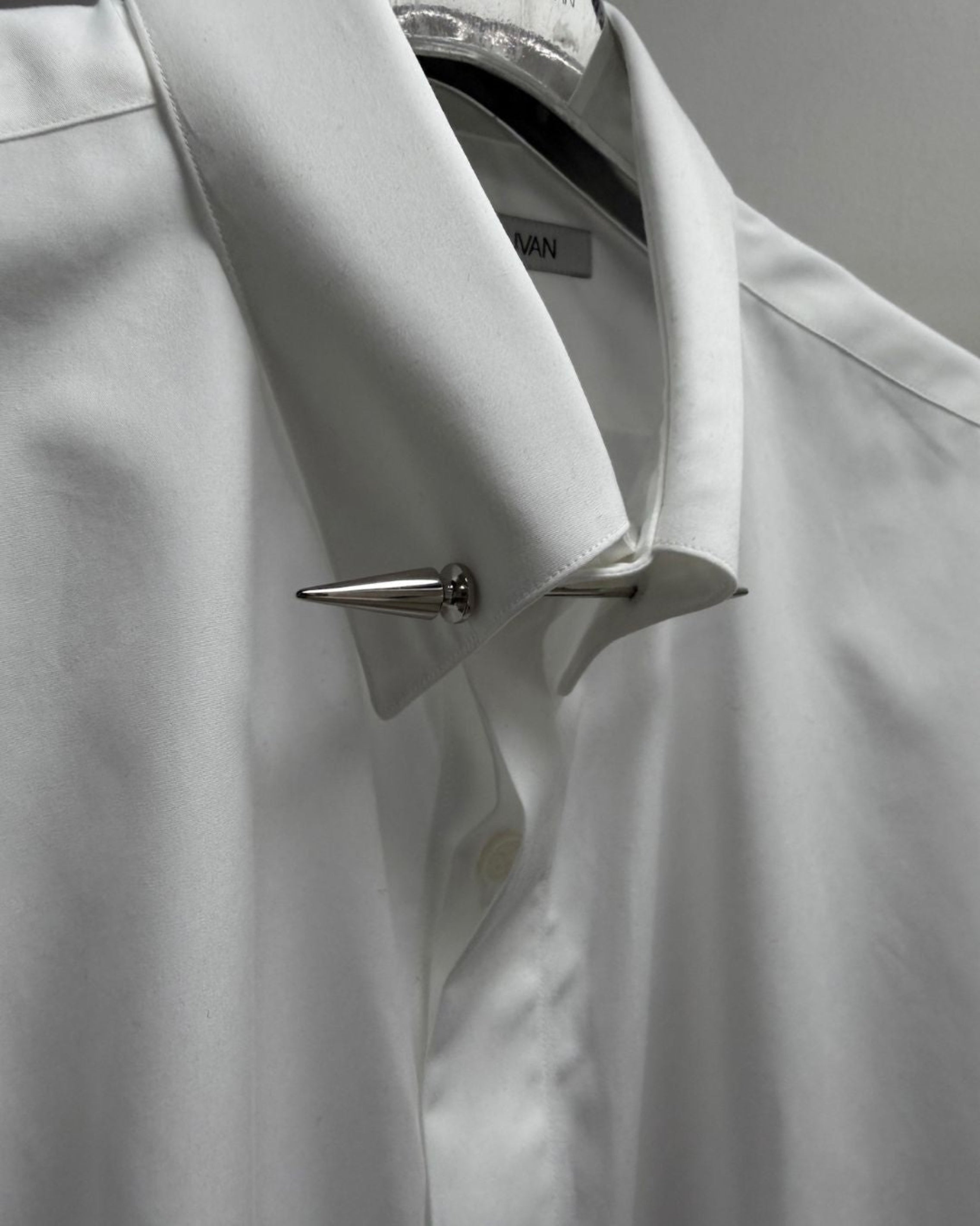 BROADCLOTH PIN-HOLE COLLAR SHIRT WITH STUD PIN
