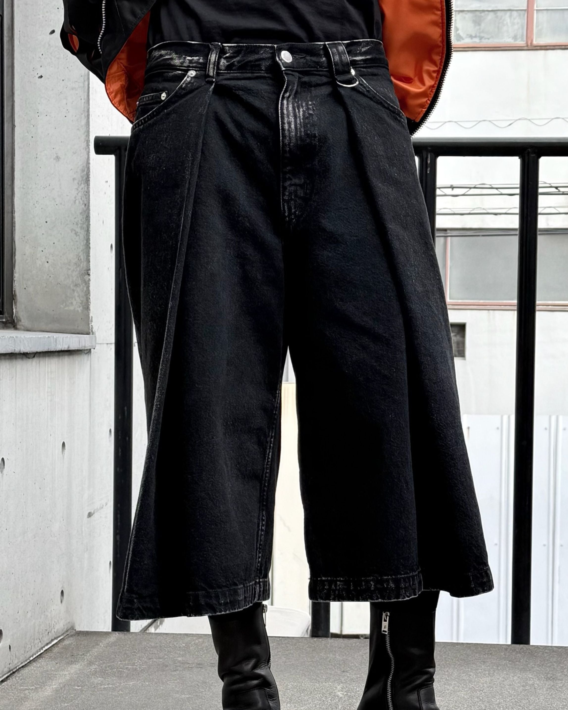 WASHED DENIM TUCKED WIDE SHORTS