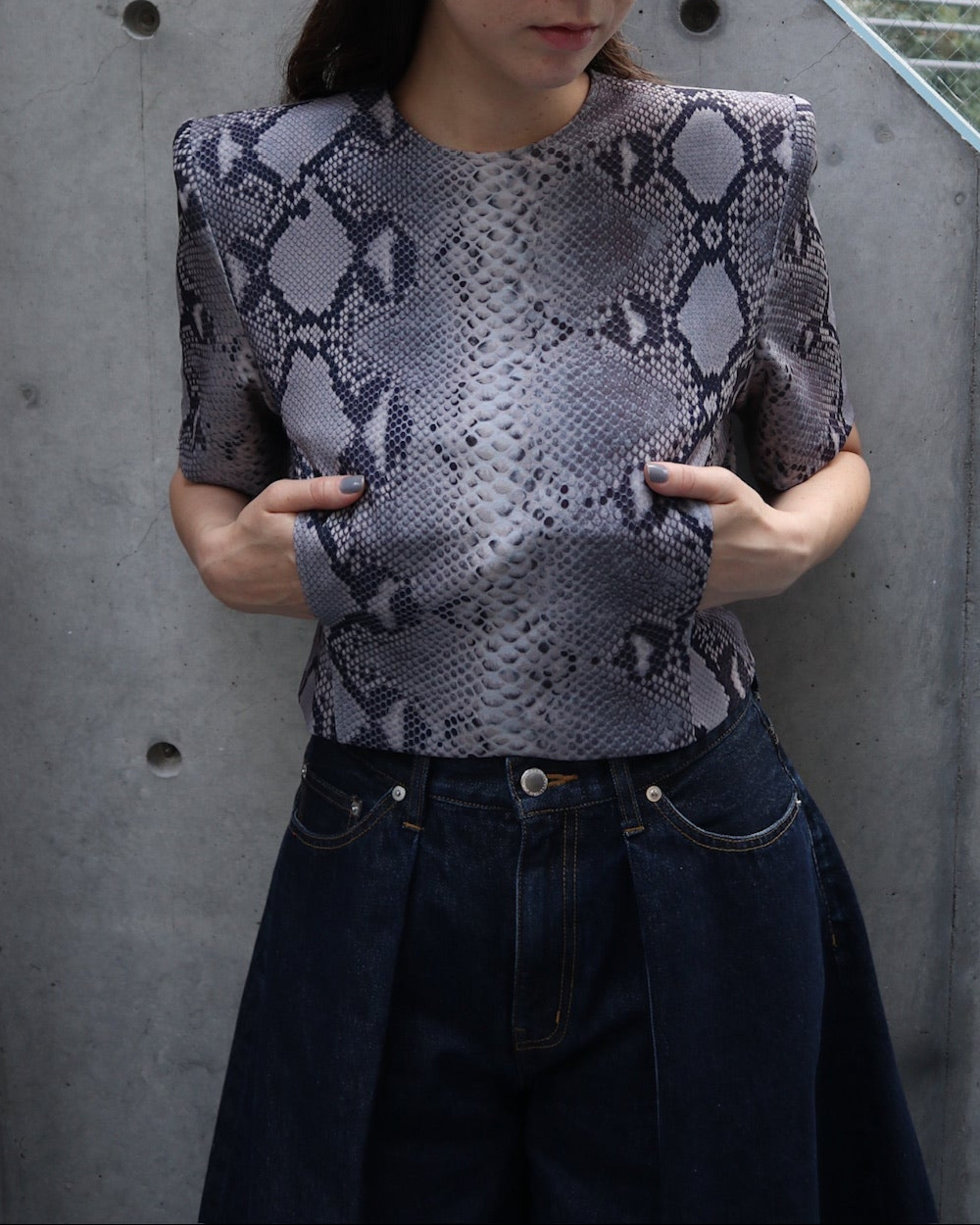 PYTHON PRINT POWER SHOULDER TEE