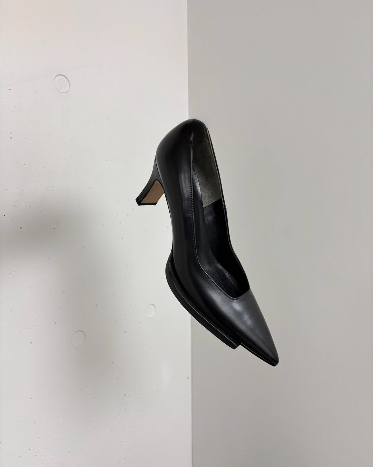 CUT OFF SOLE PUMPS | BLACK