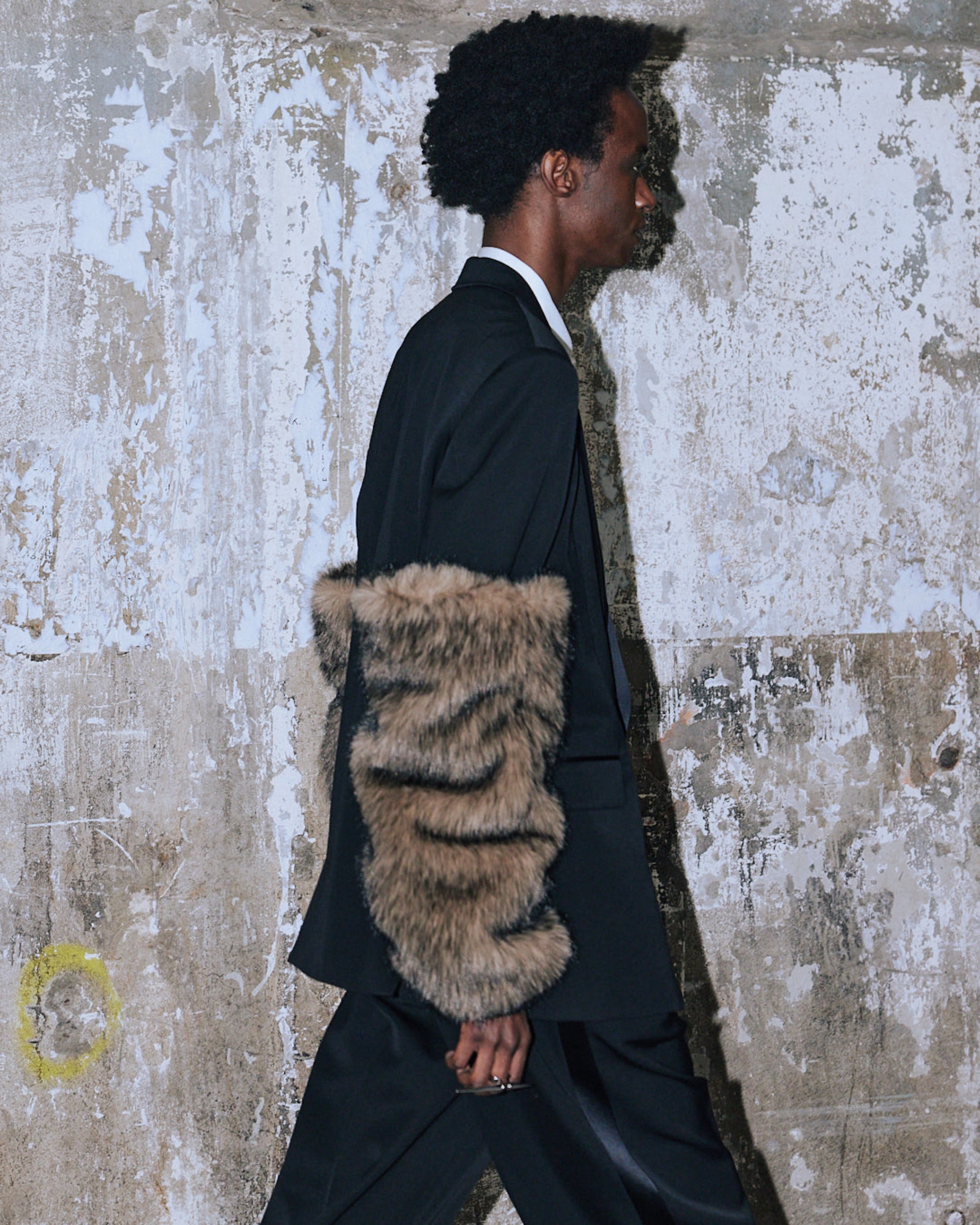 d.i.a. アームウォーマー付きフードファータンクトップ FUR ARM WARMER