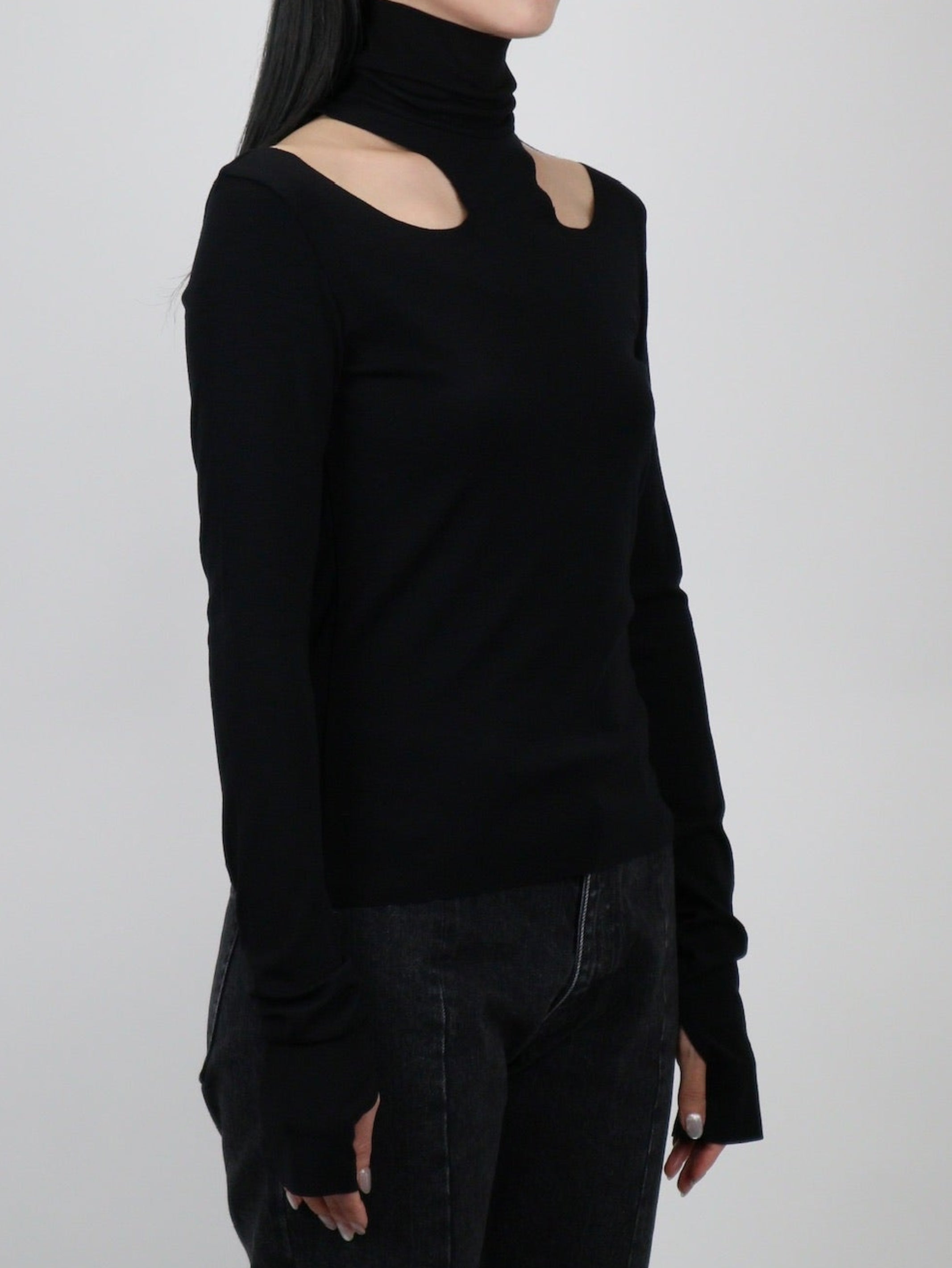 WOOL RIB HOLLOWED OUT TURTLE NECK TOP