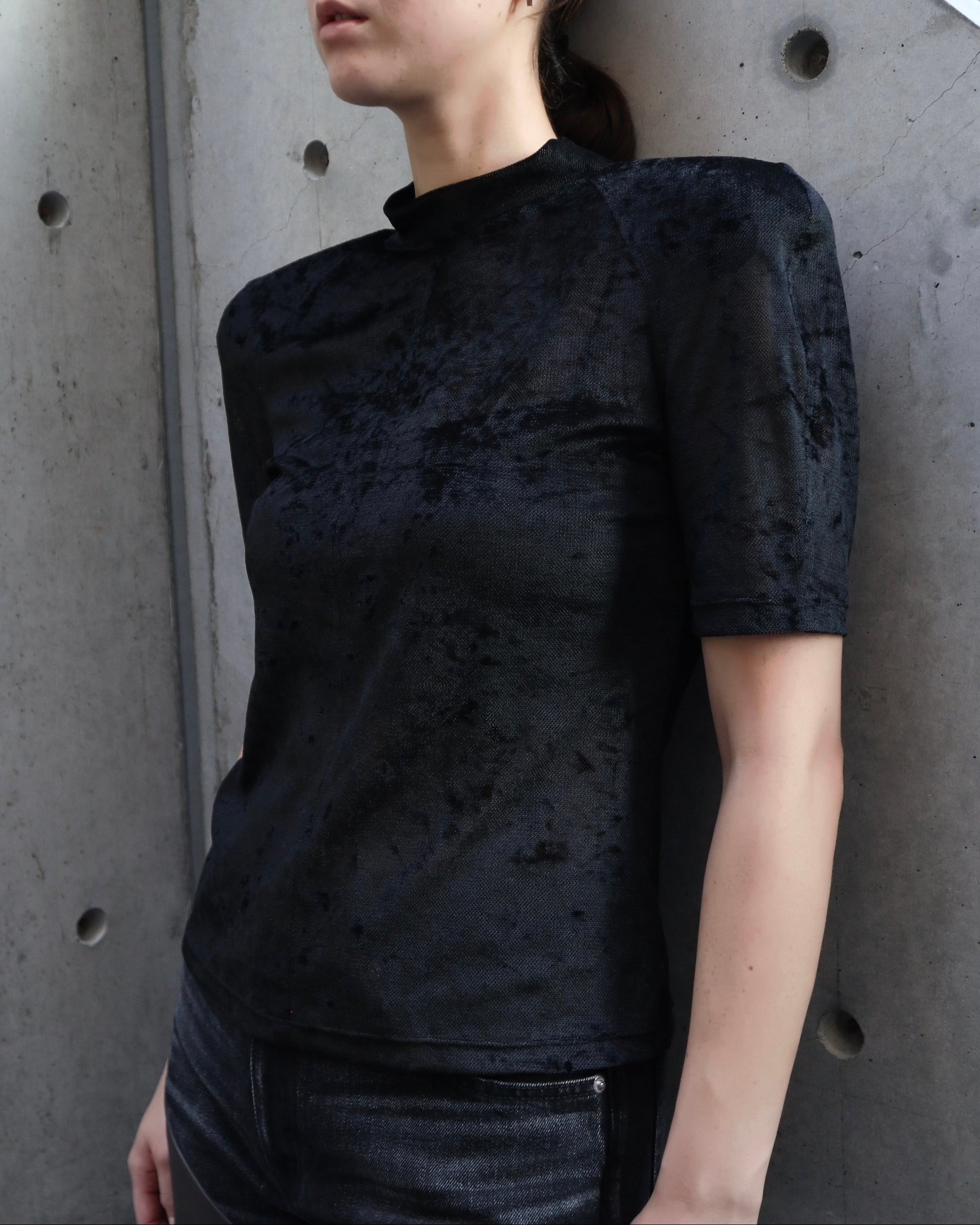 VELVET POWER SHOULDER MOCK NECK TEE
