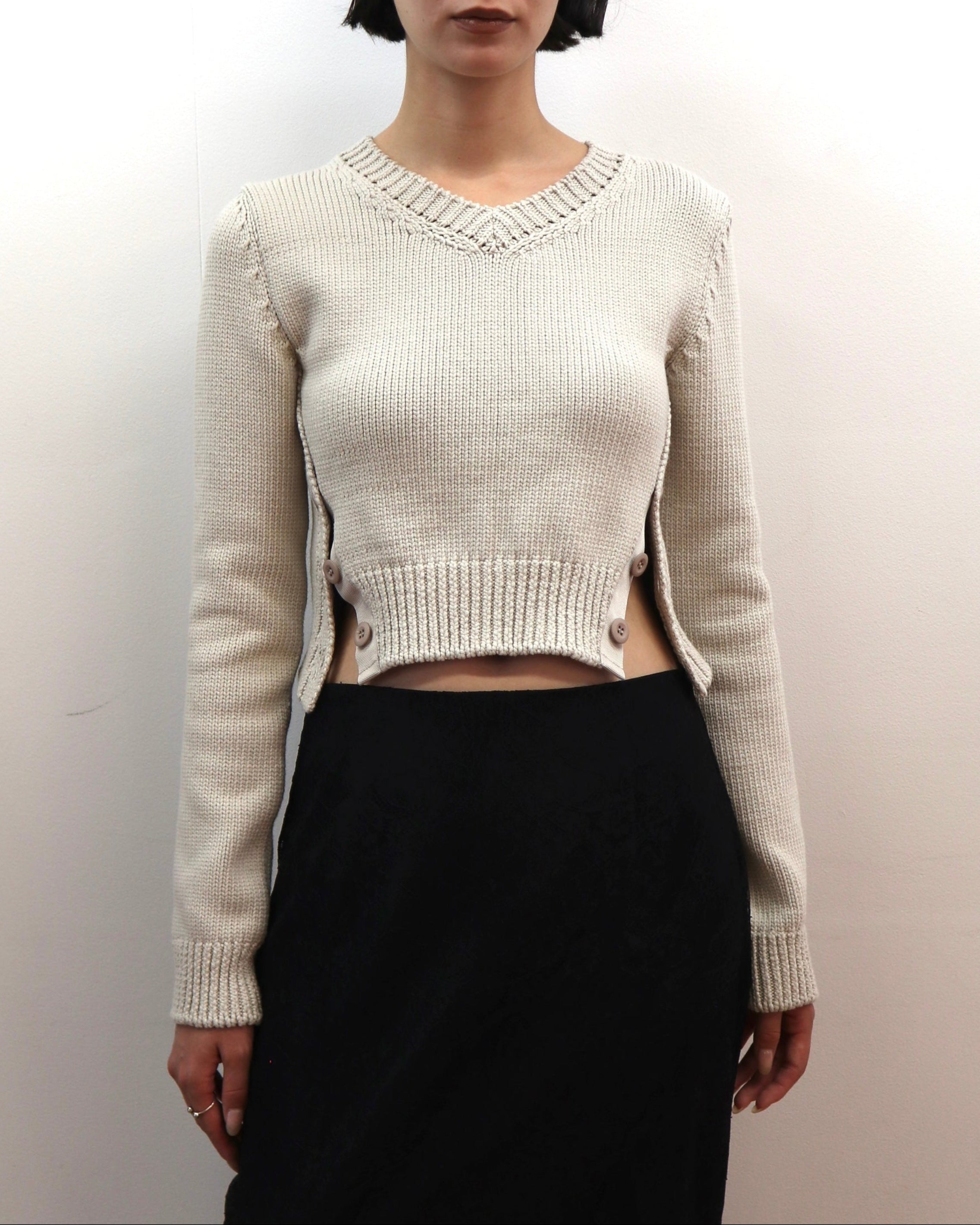 BUTTON SLITED CROPPED KNIT SWEATER