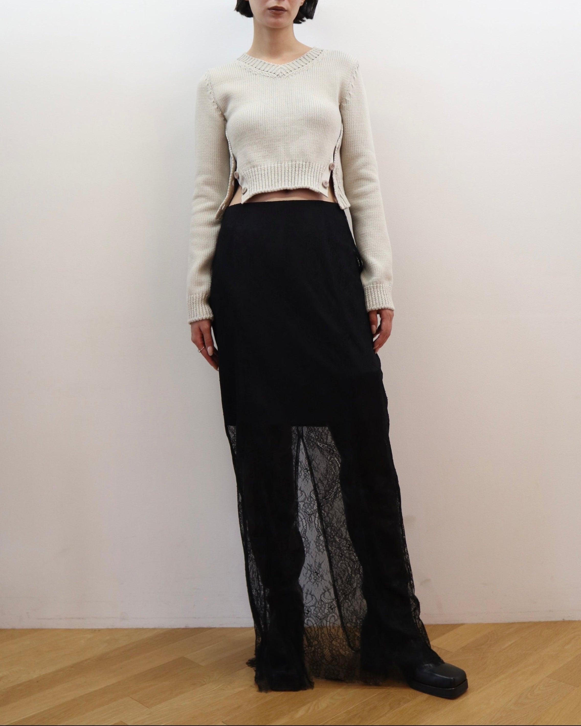 BUTTON SLITED CROPPED KNIT SWEATER