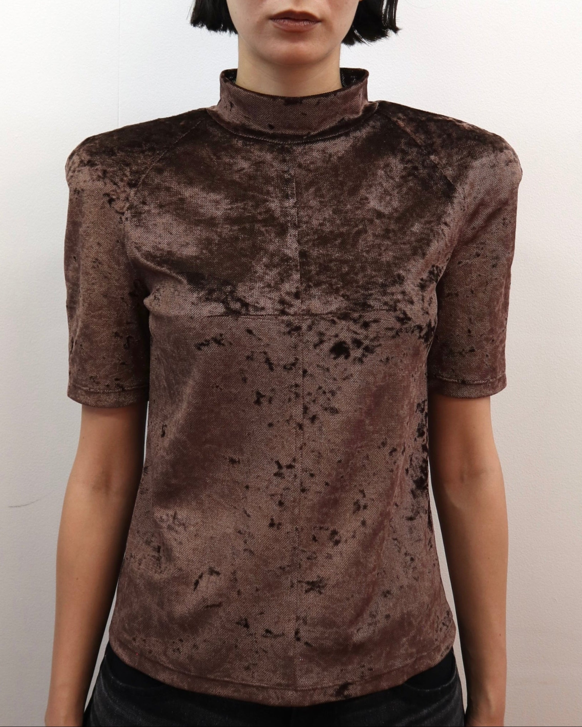 VELVET POWER SHOULDER MOCK NECK TEE