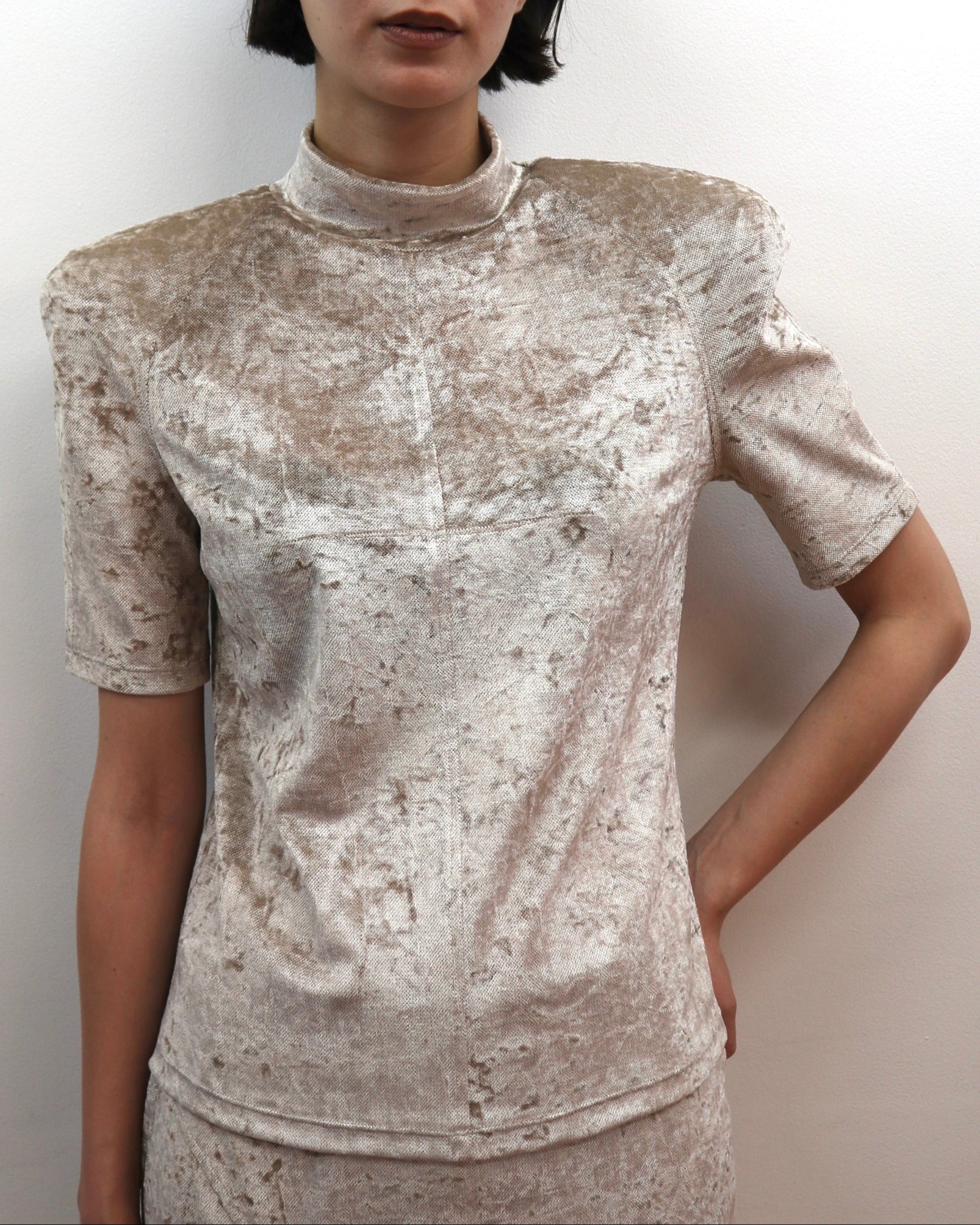 VELVET POWER SHOULDER MOCK NECK TEE