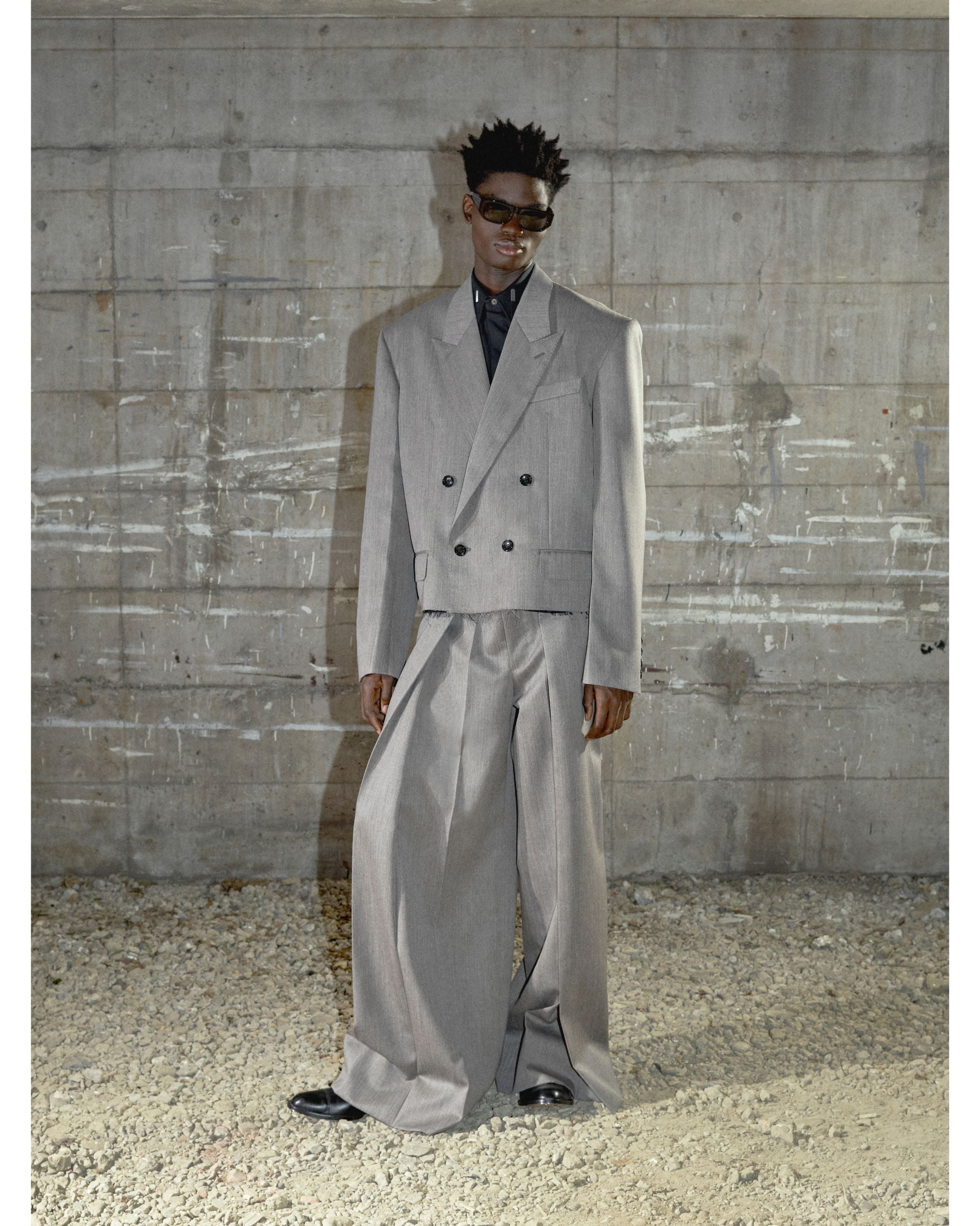 BROADCLOTH REGULAR COLLAR SHIRT WITH COLLAR STIFFENERS