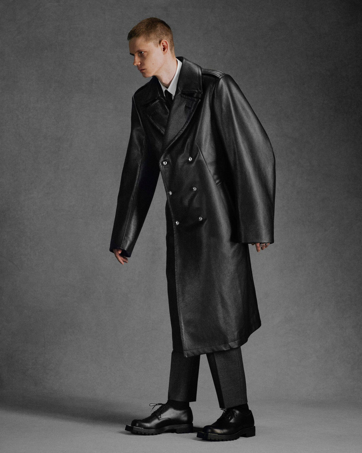 GRAIN LEATHER MASSIVE ROUNDED SLEEVE DOUBLE BREASTED COAT